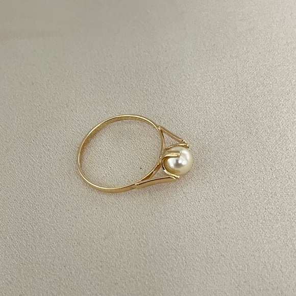 18k Gold Filled Pearl Dainty Ring - Picture 6 of 7